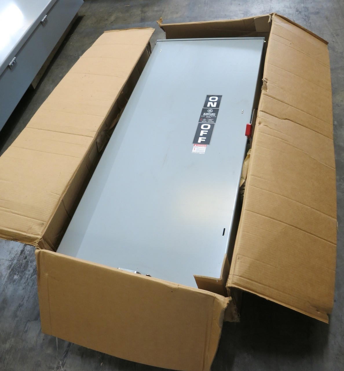 NEW GE TH3326R 600A 240V Fusible Safety Switch Disconnect 600 Amp